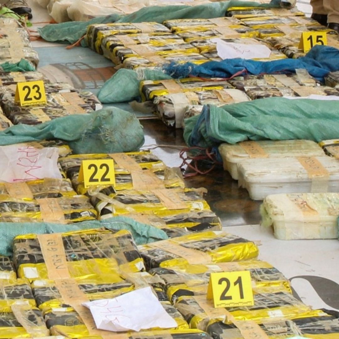 Operativos en África, la policía de Kenia inspecciona cargamento de más de una tonelada de metanfetamina